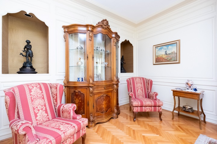 Operational fireplace hidden by the vitrine