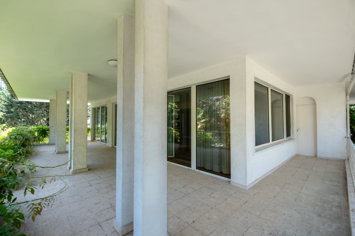 Upper level frontside balcony