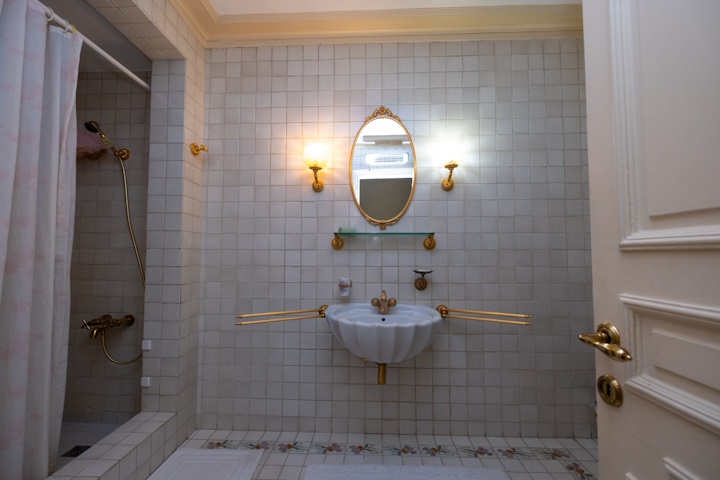 Upper level bathroom