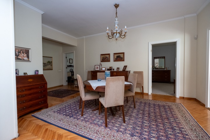 Mid-level play-table