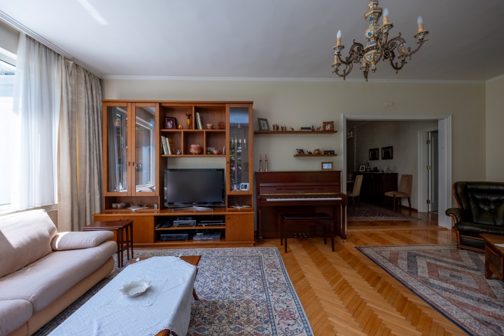 Mid-level daily sitting area