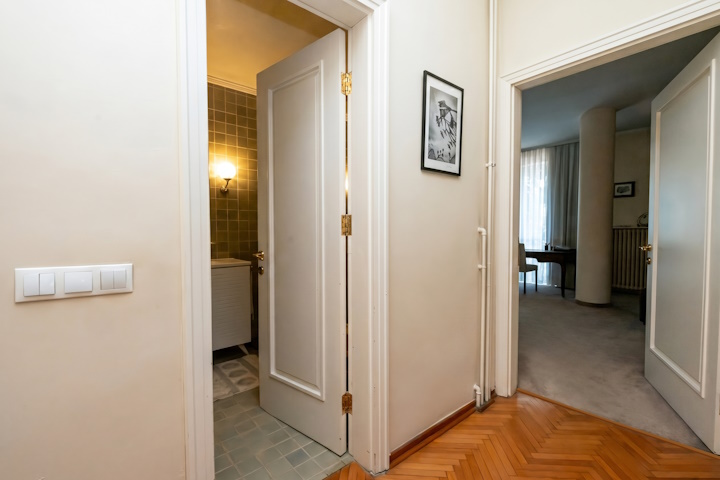 Mid-level bathroom