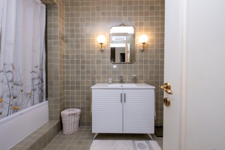 Mid-level bathroom