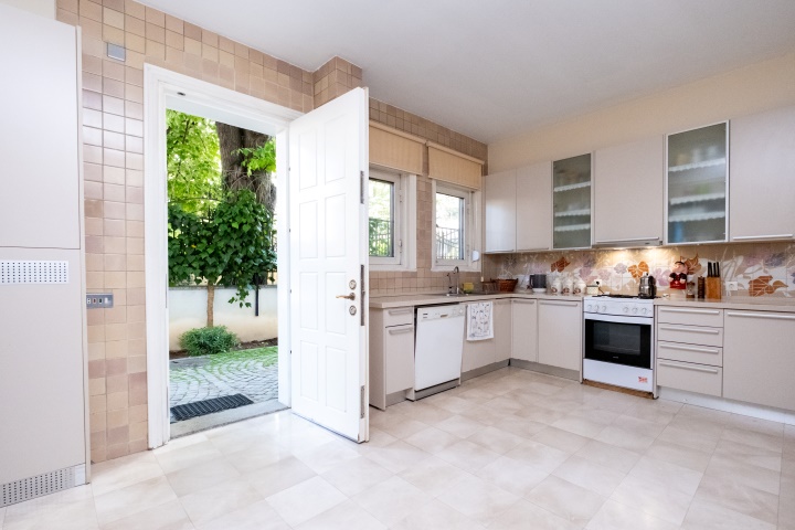 Main kitchen with side entrance