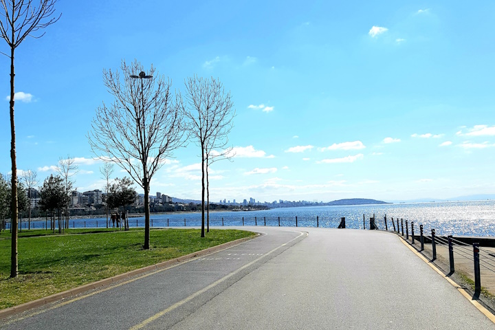 Caddebostan seaside and promenade in 100m distance to the south